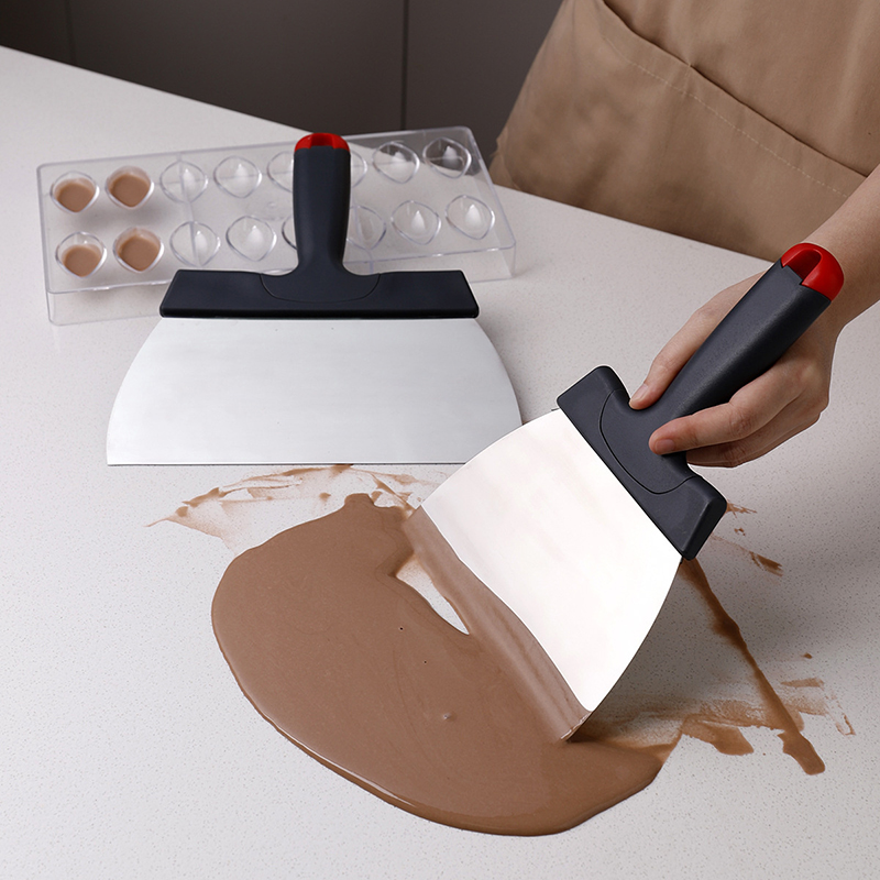 Grattoir à pâte en acier inoxy - Kitchen Gadgets For Seniors avis et prix
